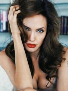 10 Styles of Celebrities in Red Lipstick, Attractive Looks | Gluwee