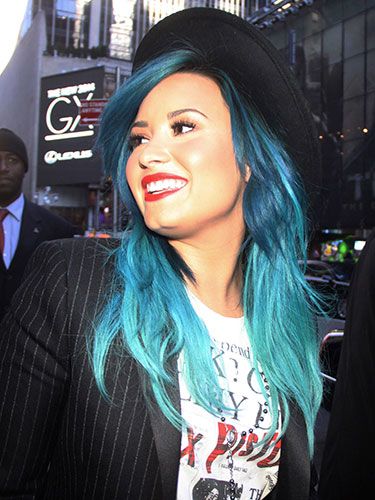 9 Awesome Blue Hair Colors From Hollywood Celebrities - Gluwee