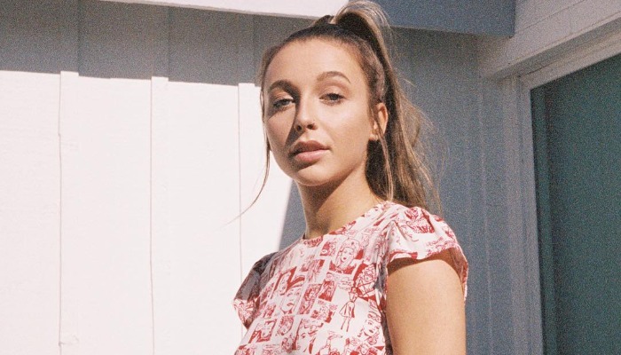EmmaChamberlain is getting real in “How Do You Say Beauty In French”
