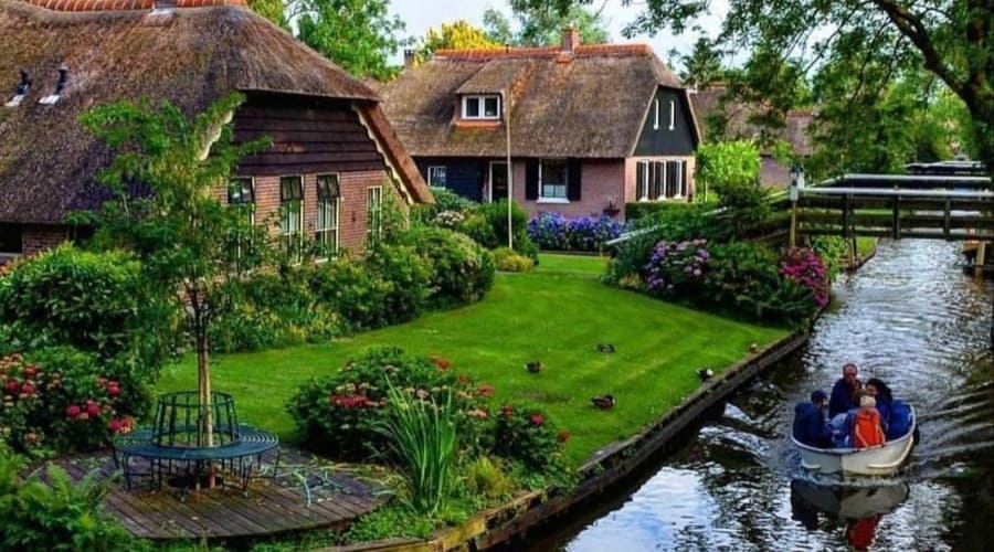 Giethoom is a very famous village in the Netherlands. This village is known as the cleanest and pollution-free village.