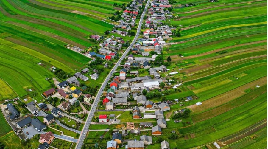 Suloszowa, Village with Housing Facing the Same Road